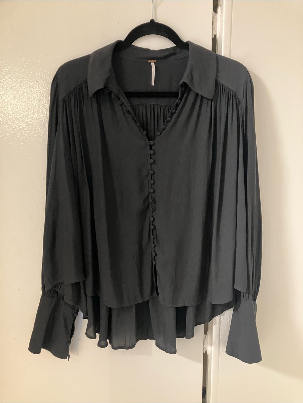 Free People Modern Muse Blouse Top Charcoal Grey Button High Low Pleated Sz S.